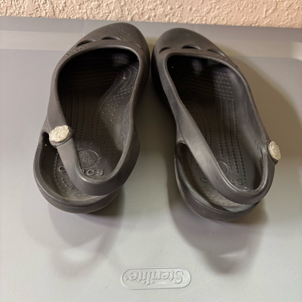 Crocs Women’s Size 9 Jayna Slingback Slip On Flat Shoes Black Cutout Flats - Picture 3 of 7